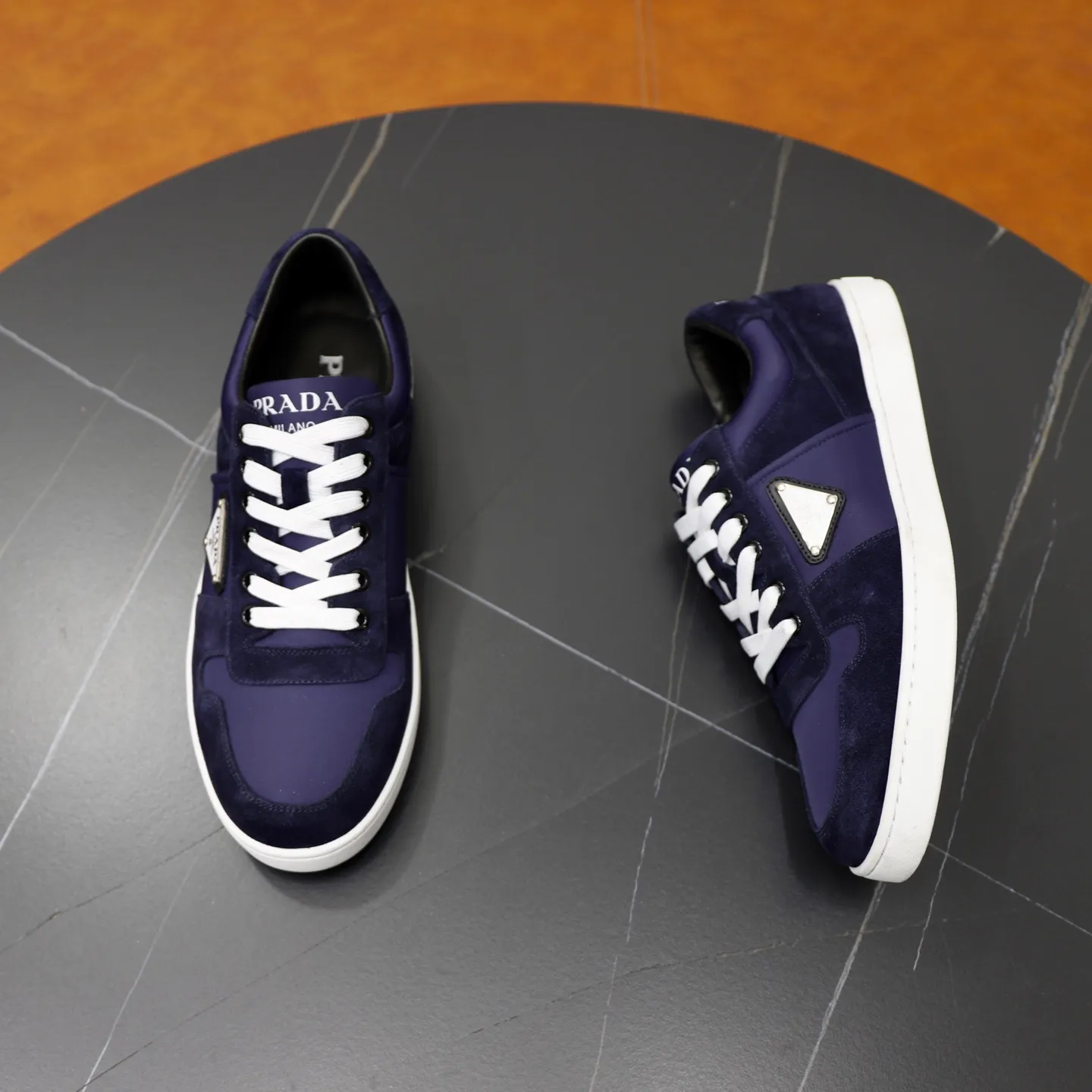 Factory price: 600💰Top original order Brand: PRADA (Prada) Standard code: Men's size 38/44 (45 can be customized) Grade: Same as the official website Material: Original cowhide surface splicing, cowhide lining, original wear-resistant soft outsole Style category: casual sports shoes, young fashion, European and American trends, British style Color: actual picture color